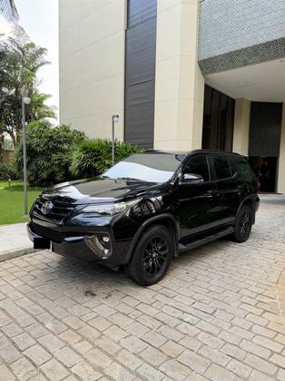 TOYOTA HILUX SW4 2.8 SRX 4X4 7 LUGARES 16V TURBO INTERCOOLER DIESEL 4P AUTOMÁTICO